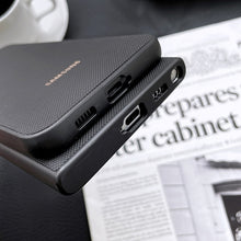 Carregar imagem no visualizador da galeria, EXCLUSIVIDADE Case Slim Premium Fibra de Carbono Alta Proteção para Samsung
